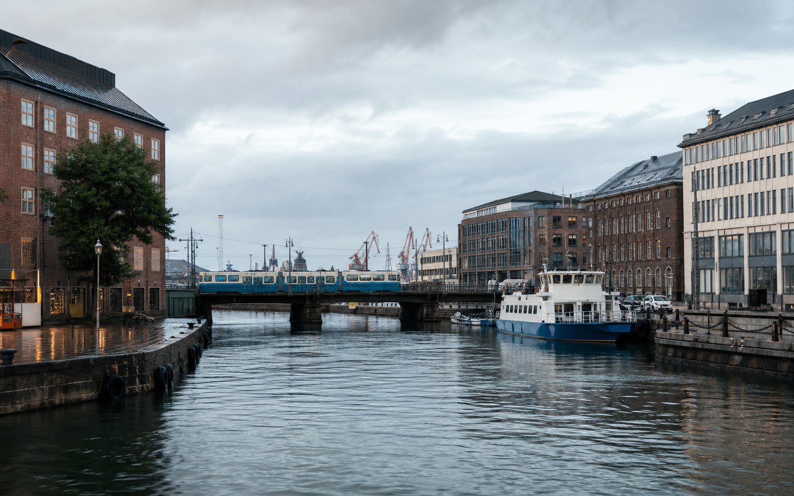 Göteborgs hamninspirerade stadsbild med spårvagnsmiljö i mjukt dagsljus