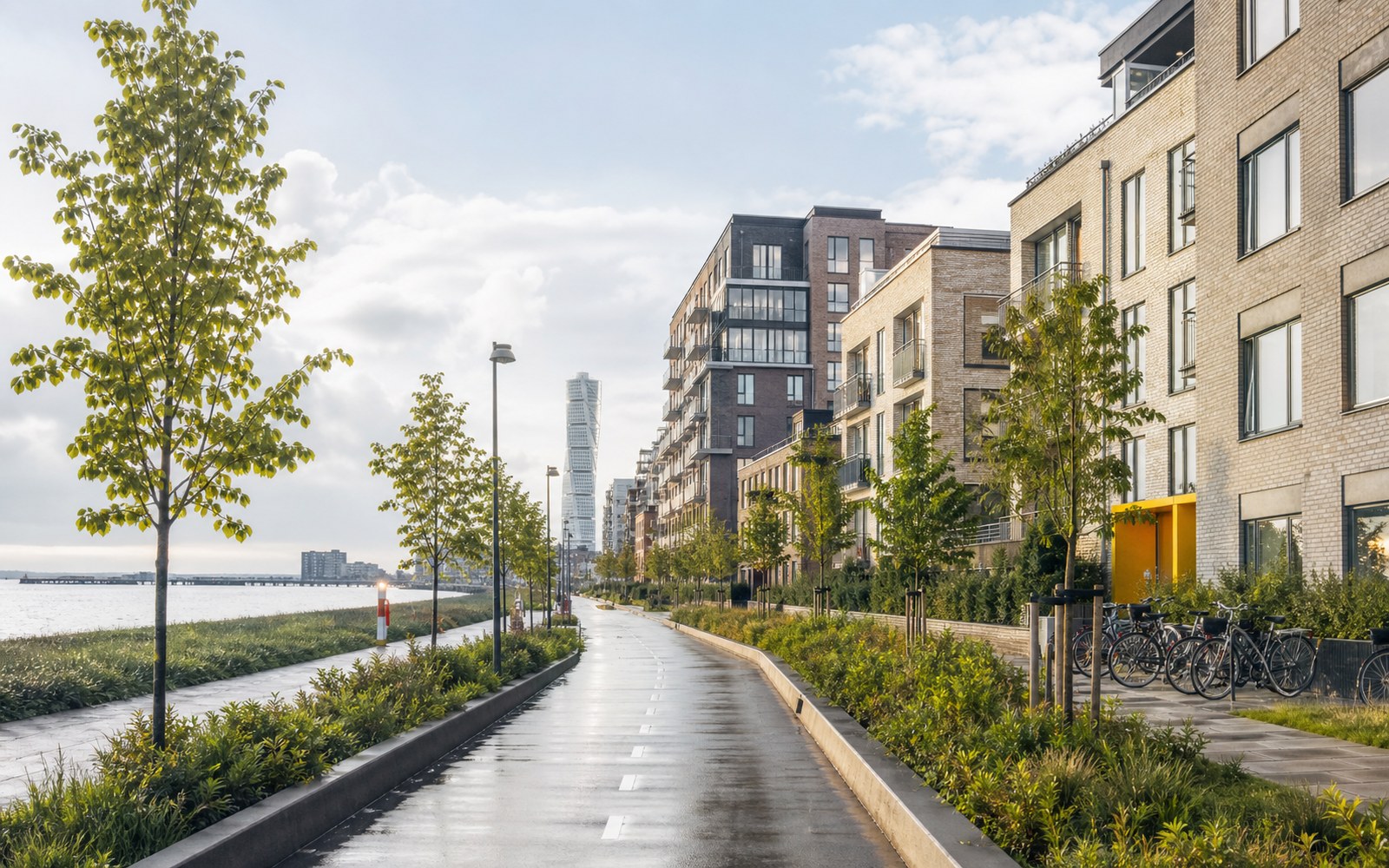 Modern Malmöstad med bostadshus, cykelstråk och kustnära nordiskt ljus