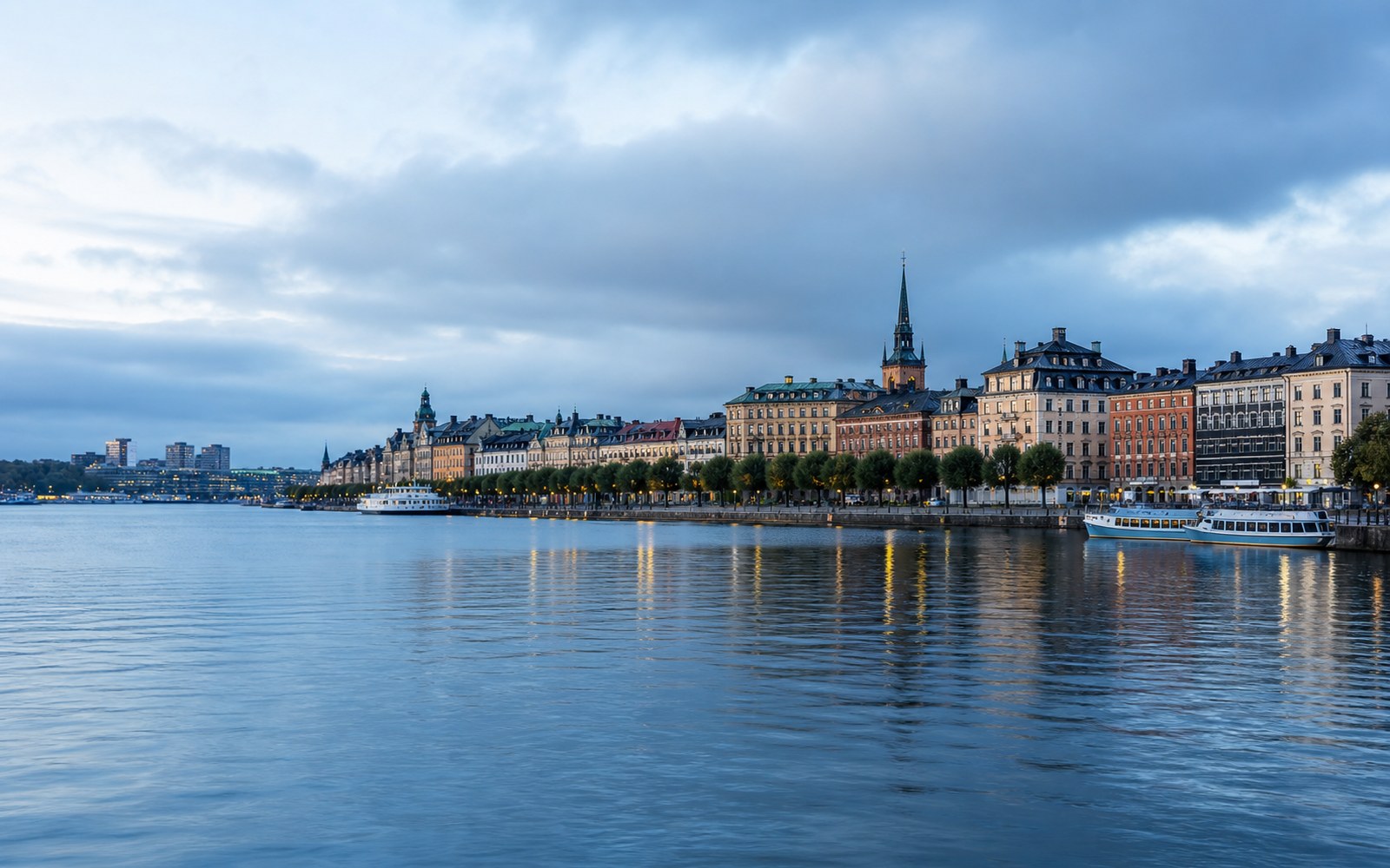 Stockholms vattenlinje och bostadskvarter i mjukt nordiskt kvällsljus
